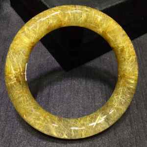 纯天然金发晶手镯   High-quality pure natural blonde crystal bracelet. The crystal is transparent! The cats eye effect is excellent! It is a very precious collectible with a beautiful color.