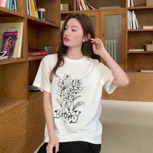 T-Shirt Wanita Ukuran Besar Gaya Korea Motif Bunga Eksklusif Katun Combed Tipis Adem Tren 2025 Desain Jalanan Oversize Langsing untuk Perawakan Pendek Pakaian Uniseks Kasual Kekinian retro Kerah bulat Slip - on Tops Manis dan keren Pakaian couple