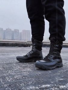 รองเท้าบูทหุ้มข้อผู้ชายสไตล์ทันสมัย สีพื้น ใส่สบาย กันลื่น ผูกเชือก ทนทาน