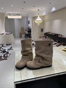 Giày Boots Màu Nâu Retro Gót Dày Đính Cài Ngắn