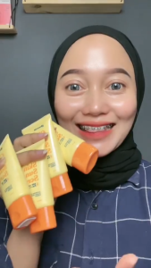 GLOWBI Glass Skin Sunscreen SPF 40 PA+++ Glowing Finish 50ml Ringan No White Cast XX330