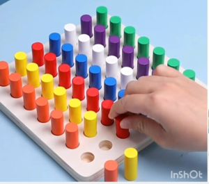 กระดานแท่งไม้สีสวมหลักสอนสี