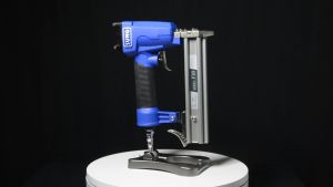 ปืนยิงแม็ก F-30 SUMO ทำจากอลูมิเนียม Forging ซึ่งแข็งแรงกว่าอลูมิเนียมหล่อทั่วไป น้ำหนักเบา ทน