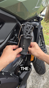 T2P Motorcycle Water Bottle Holder Automatic Clamping 360 Rotating Handlebar Mount Cup Cage