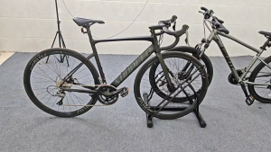 2 ใน 1 พื้นเสาเข็มจักรยานแร็คจอแสดงผลแร็คที่จอดรถเสาคู่จักรยานเสือภูเขาปลั๊กอิน