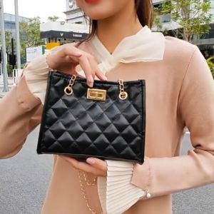 LHMoonlight คอลเลคชั่นใหม่ล่าสุด กระเป๋าแฟชั่นสะพายข้างงานแต่งอะไหล่โซ่ รุ่นนี้บอกเลยว่างานดีมาก ขนาดกระทัดรัด พกพาง่าย สาวๆไม่ควรพลาดนะบอกไว้ก่อน