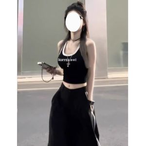 เสื้อกั๊กสปอร์ตคอวีลายตัวอักษรสไตล์อเมริกันสำหรับผู้หญิงในช่วงฤดูร้อน เสื้อกล้ามแขนกุดสีดำ เสื้อผ้าทำงานแบบเข้ารูป