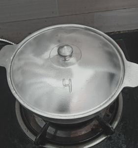 Nồi Gang kho tộ đã được mài bóng đường kính 21cm (hiện tại bên shop có 2 loại loại đúc bằng thủy lực loại đúc bằng khuân cát)
