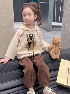 ชุดแฟชั่นสำหรับเด็กผู้หญิง เสื้อสเวตเชิ้ตฮู้ดสองชิ้น พิมพ์ลายหมี คอลเลคชั่นฤดูใบไม้ผลิ/ฤดูใบไม้ร่วง