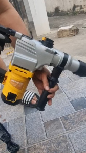 Máy khoan đục bê tông siêu khỏe cho thợ điện nước
