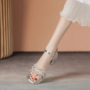 รองเท้าแตะส้นสูงแบบสวมหัวเหลี่ยมสำหรับผู้หญิง ทรงแฟชั่นฤดูร้อน 2025 รองเท้าแตะหนังแท้ส้นกลาง สายรัดแบบหนา ประดับเพชร รองเท้าแตะส้นสูงสำหรับผู้หญิง