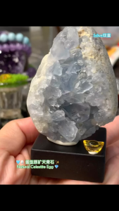 Sky Blue天空蓝疗愈系水晶🔮 送底座✅ 🩵🥚 蛋型原矿天青石 ✨ Natural Celestite Egg 💎 温柔宁静的天蓝色泽,像把天空的平静能量握在手心 ☁️🩵 适合摆放床边、书桌或冥想空间,帮助放松情绪、沉淀思绪 ✨ 天然原矿晶体闪耀细致,蛋型寓意圆满与能量凝聚 🥚🔮 🩵 Calm • Healing • Peaceful Energy A soothing natural celestite egg with soft sky-blue tones ✨ Perfec