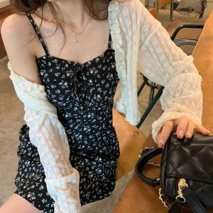 ชุดเดรสยาวผ้าชีฟองลายดอกไม้สีดำสไตล์ฝรั่งเศสสำหรับฤดูร้อน กระโปรงทรงเอเอวสูง แขนยาว คอวี ความยาวปานกลาง