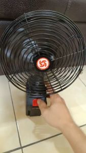 Quạt điện dùng pin lồng sắt  quạt tích điện chân pin phổ thông  chạy liên tục 8 đến 12 tiếng