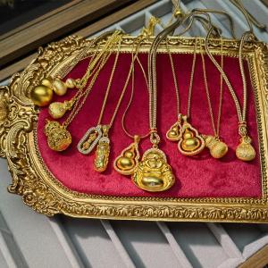 Golden Snuff Bottle Pendant Necklace for Women Vintage Style Embossed Copper Plated with Gold Lucky Beast Xiu Xi New Year Gift