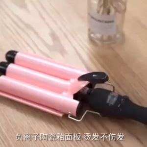 Professional 32mm 3 Barrels Wave Curler Ceramic Three Barrel Curling Iron Wand LCD Display Hair Curler Hair Styling Tool Egg Roll Head Curling Stick Water Ripple Wave Chicken Cake Large Roll Artifact Corn Ironing Splint Electric Hair Curler Female