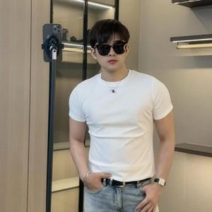 เสื้อยืดแขนสั้นทรงสลิมฟิตสำหรับผู้ชาย คอตั้งครึ่งตัว แขนสั้น ทรงเข้ารูป ผ้าผสมคอตตอนและยางยืด สีขาว ทรงพอดีตัว