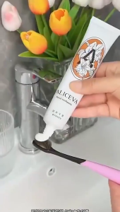 BUY 1 TAKE 1 Perfume toothpaste Pampering Gums Oral Cleaning Perfumed Breath Deodorant White Teeth Fragrant Mouth Toothpaste Removes Stains Reduces Yellowing And Whitens Teeth 100G