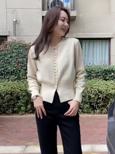 เสื้อสเวตเตอร์ถักคอตตอนสั้นสำหรับผู้หญิงในฤดูใบไม้ร่วงและฤดูหนาว 2025 แฟชั่นใหม่ เสื้อคลุมคาร์ดิแกนถักสำหรับผู้หญิงในฤดูหนาว ทรงตรง ปกคอกลม กระดุมเดียว