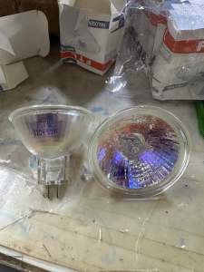 Bóng chén ghim 220v 50w bóng nhiệt độ ánh sáng vàng