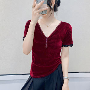 YIMEI 2025เสื้อแฟชั่นผู้หญิงเสื้อคอวีสีแดงชุดฤดูร้อนใหม่เสื้อยืดมีจีบแขนสั้นลูกไม้ฉบับภาษาเกาหลีเข้ารูปพอดี