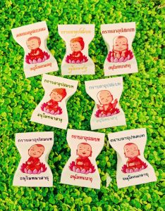 ห่อเหรียญโปรยทานลายเณรบัว (คละ 8 ลาย) เพิ่มชื่อนาคฟรี100แผ่น+พร้อมเม็ดโฟครบชุด (ถ้าต้องการใส่ชื่อทักแชททันที)มี 2 แบบ แบบกระดาษต้องใช้กาว แท่ง กับแบบสติ๊กเกอร์มีจะกาวในตัว