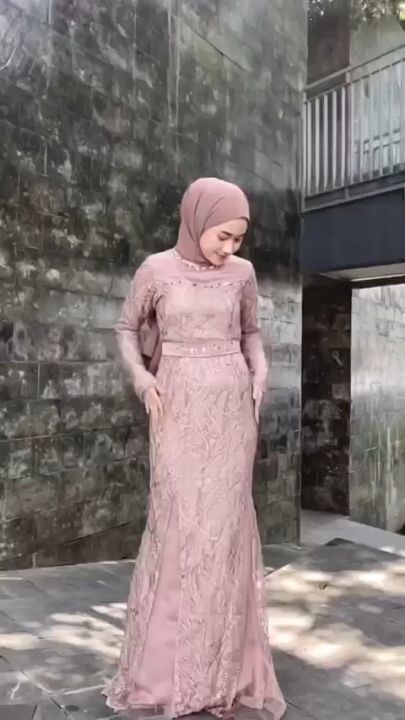 Fateema Maxy Look In Gamis Syar'i Pesta Wisuda Velvet Satin