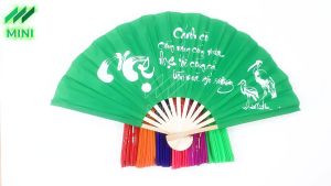 Quạt cầm tay truyền thống làm bằng tre và vải nhiều màu sắc