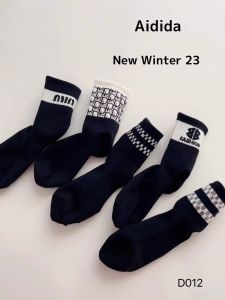 ถุงเท้าบาสเก็ตบอลผ้าฝ้ายบางสีพื้นสำหรับฤดูใบไม้ผลิและฤดูร้อน ถุงเท้าลำลองสำหรับเด็ก ความยาวถึงข้อเท้า สีดำขาว