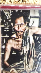 K031 เครื่องราง รูปถ่าย พ่อเที่ยง น่วมมานา ยันต์ 2 สี บ้านมีดี ปี 68  3.5x6 ซม. เลี่ยม กรอบทองไมครอน