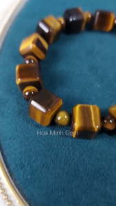 Vòng tay phong thủy đá Mắt Hổ vàng nâu hạt vuông 10 li xen kẽ viên tròn phong cách độc đáo phóng khoáng | Hoa Minh Gem