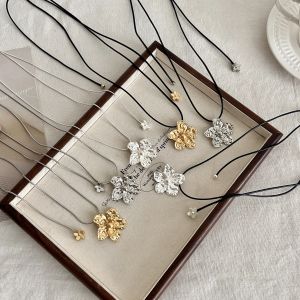 2025 New Flower Pendant Black Rope Long Sweater Chain Necklace Womens Unique Design High-End Lightweight Clavicle Chain Fashion Jewelry