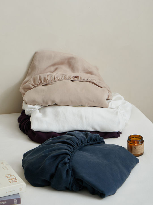 Cooling%20Sensation%20Silk%20Bedding%20Three-Piece%20Set%20Lenzing%20Tencel%20Fabric%20Dustproof%20Mattress%20Protector%20Cover%20Simple%20Modern%20Style%20-%20Image%202