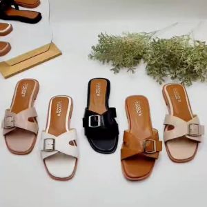 รองเท้าแตะทรงสวม แต่งเข็มขัด (ปรับสายได้) รุ่น V2620 (แนะนำเพิ่ม 1 ไซส์)