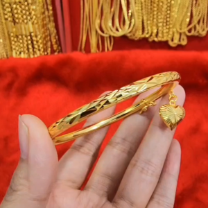 กำไลข้อมือทองชุบ น้ำหนัก 2 สลึง เส้นผ่านศูนย์กลาง 5.6 ซม. กำไลหลอดตัดลายห้อยจี้หัวใจ รับประกัน 1 ปี ทองชุบ