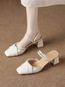 รองเท้าแตะส้นสูงหัวแหลมสีเงินสำหรับผู้หญิงในช่วงฤดูร้อนปี 2025 รองเท้าแตะแบบสวมหัวสไตล์ฝรั่งเศสที่หรูหราและทันสมัย