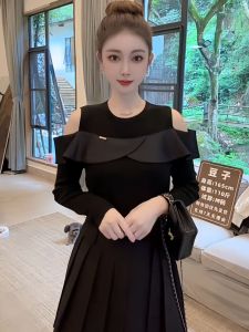 Black Shoulder-baring Long Sleeve T-shirt Womens Slim Fit Stylish Design Commute Style Autumn New Arrival Top for Ladies