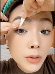 สติกเกอร์ติดเปลือกตาสองชั้นสำหรับผู้หญิง ไร้รอยตะเข็บ ตาข่าย มองไม่เห็น เป็นธรรมชาติ และติดทนนาน ช่วยลบตาบวม ผิวธรรมชาติ