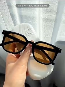 [รวดเร็ว 2023 แว่นกันแดดผู้ชายใหม่กรอบสีดำเลนสีดำ หลากสีผู้หญิงป้องกันรังสียูวีกรอบสี่เหลี่ยม ว่านกรอบสีเหลี่ยมให้ดูสวยดวง]