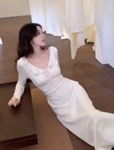 แม็กซี่เดรส แขนยาว คอวีแต่งระบาย2ชั้น มีเชือกผูกโบว์กลางอก ข้างลำตัวมีห่วงร้อยเชือกผูกด้านหลังเก๋ๆ ผ้ายืดทรงเข้ารูป Dress ออกงาน #9143