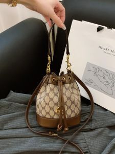 กระเป๋าถือทรงกลมแบบสะพายข้างสำหรับผู้หญิง กระเป๋าสะพายไหล่เดี่ยว กระเป๋าถือ กระเป๋าสะพายข้างแบบลำลอง กระเป๋าถือดีไซน์เรียบง่าย กระเป๋าถือแบบมีสายรัดด้านหนึ่ง