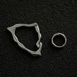 Metal Triangle Bone Keychain Vintage Vibes Fashion Accessory Bag Pendant Ironworks Design Key Holder Fall 2025 Collection
