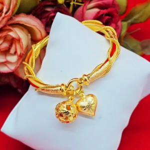 กำไลข้อมือทองลายเกลียวห้อยจี้หัวใจตะกร้อ เส้นผ่านศูนย์กลาง 5 ซม.ชุบทอง ดีไซส์สวย ใส่เสริมบารมี ใส่ออกงานได้ งานสวย พร้อมส่ง
