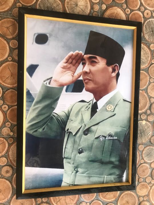 Hiasan dinding cetak gambar Ir Soekarno hormat plus bingkai ukuran 35cm x 52cm