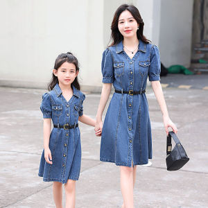 ชุดเดรสยีนส์แฟชั่นฤดูร้อนสำหรับคุณแม่และลูกผู้หญิง ชุดเด็ก ชุดแฟชั่นลำลอง ผ้าโพลีเอสเตอร์ สีพื้น ระบายอากาศได้ดี