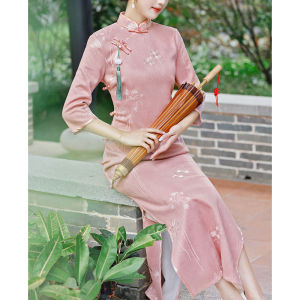 ชุดกี่เพ้ายาวปักลายสีชมพูหรูหรา ทรงสลิมฟิต แขนยาว 7 นิ้ว ชุดแต่งงานสไตล์จีนใหม่ ชุดกี่เพ้าสำหรับใส่ไปงานปาร์ตี้ในชีวิตประจำวัน