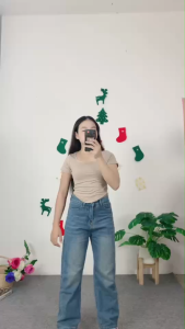 ชุดเซ็ตสีเรียบหรู เสื้อยืดแขนสั้นผ้านุ่มเข้ารูปแมตช์กับกางเกงยีนส์ขากว้าง ใส่แล้วลุคเรียบหรูเฟมินีนและทันสมัย