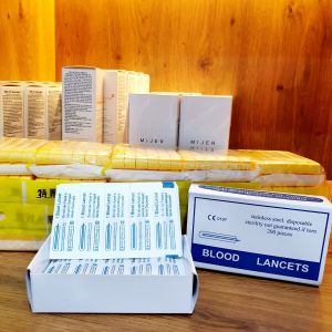 Hộp 200 kim chích mụn Spa Blood Lancets loại 1