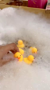 [Nhỏ] Vịt Cao Su Thả Bồn Tắm Vịt Bơi Trong Hồ Nước Nhà Tắm Cho Bé Bóp Kêu Chít Chít Đồ Chơi Trẻ Em