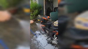 Vòi Xịt Nước Tăng Áp Đa Năng Kèm Dây Co Dãn Chống Rối Rửa Xe Tưới Cây